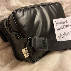 Béis expandable pouch in black. Never used. Excellent condition. Limited edition